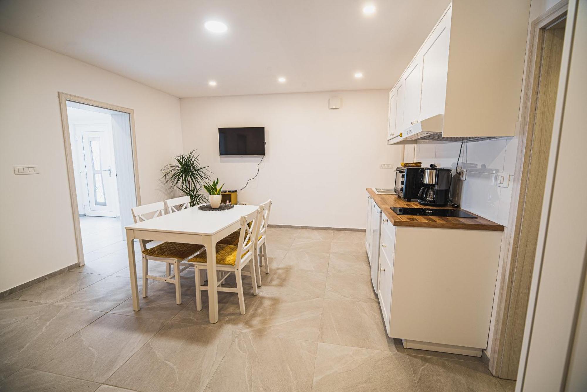 Gotar Apartment With Garden Кобарид Экстерьер фото